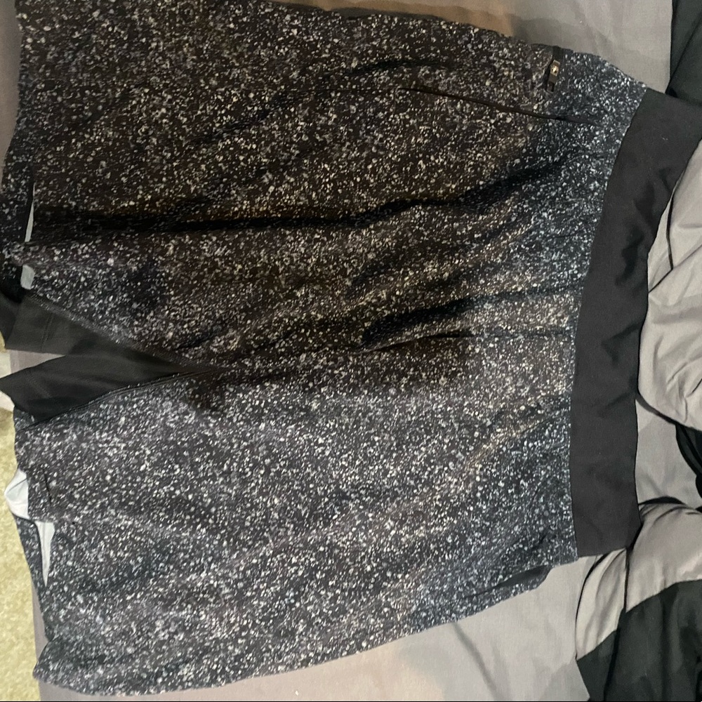 MENS MEDIUM LULULEMON 7 INCH SHORTS